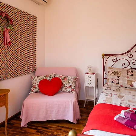 La Vie En Rose Bed & Breakfast 2*